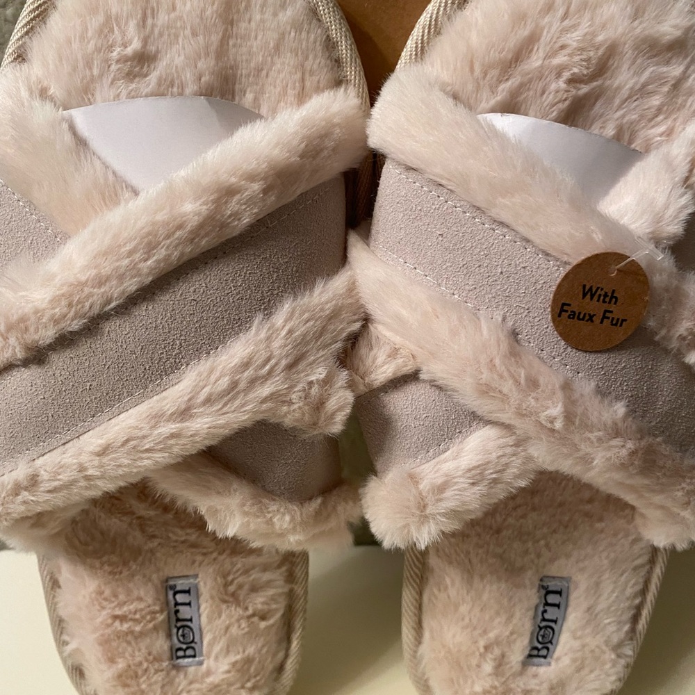 NWT Born Slides Size M (7-8) Faux Fur Crisscross - Picture 3 of 4
